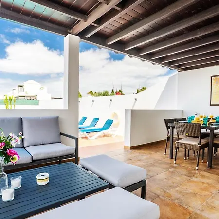Aqua Playa Blanca Villa *